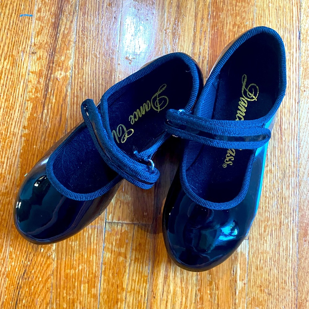 Size 10 tap shoes toddler with Velcro. Dance class black tap shoes